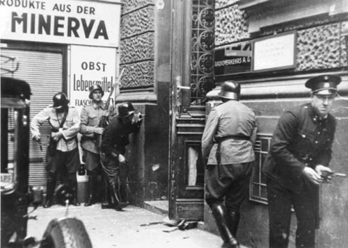 NS-Juliputsch 1934: Einsatz der Exekutive vor dem Eingang der Ravag-Gebäudes