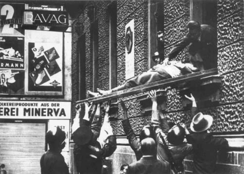 NS-Juliputsch 1934: Abtransport eines Verwundeten (Ravag)