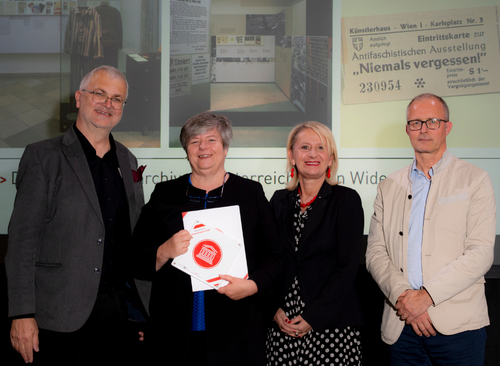 Claudia Kuretsidis-Haider nimmt das Österreichische Museumsgütesiegel für das DÖW entgegen. Foto: Manuela Tessaro