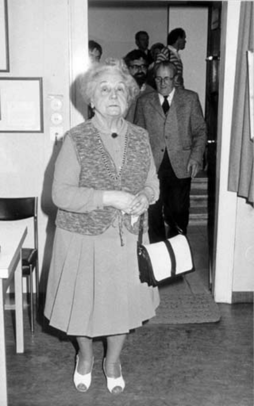 Rosa Jochmann im DÖW, 1981