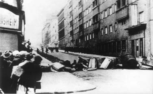 Februar 1934: Barrikade (Arbeiterheim Ottakring) (DÖW Foto 787/6)