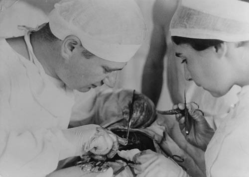 Marie Langer als Operationsassistentin ihres Mannes Max Langer, Colmar oder Murcia 1937 (Foto: DÖW/Spanienarchiv)