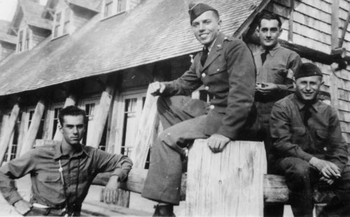 Zwei „Austrians“ in der 10. US-Gebirgsdivsion: l. Peter Nassau aus Wien, m. Otto Korban aus Graz © The Denver Public Library, 10th Mountain Division Resource Center Collection, TMD 257, Henry C. “Hank” Chase Papers