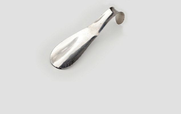 Objekt des Monats November 2025. Foto eines Schuhlöffels auf grauem Hintergrund..