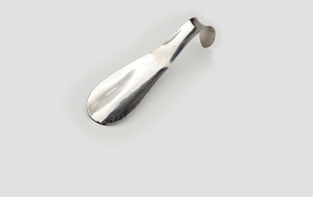 Objekt des Monats November 2025. Foto eines Schuhlöffels auf grauem Hintergrund..