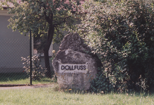Göttlesbrunn - Gedenkstein Dollfuß