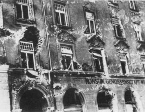 Februar 1934: Zerstörte Fassade des Ottakringer Arbeiterheims (DÖW Foto 8906)