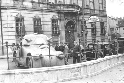 Panzerwagen vor dem Bundeskanzleramt