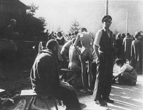Reinigung kranker Häftlinge des KZ Ebensee nach der Befreiung