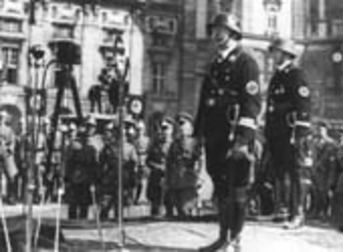 Himmler am Heldenplatz (Foto: DÖW)