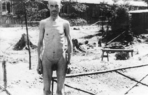 KZ Ebensee 1945: Unterernährter Häftling
