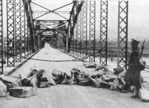 NS-Juliputsch 1934: Gendarmerie sperrt die Innbrücke (Braunau)