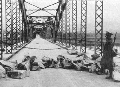 Gendarmerie sperrt die Innbrücke (Braunau)