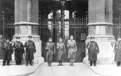 Februar 1934, Polizei und Heimwehr vor dem Rathaus