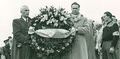 Kranzniederlegung der FIR-Delegation am Internationalen Mauthausen-Treffen 1955