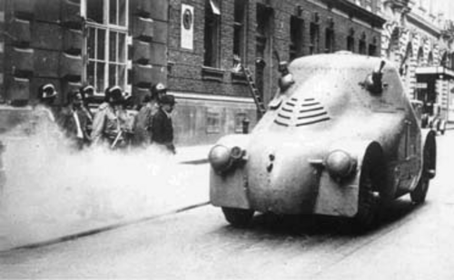 NS-Juliputsch 1934: Panzerwagen der Polizei in der Johannesgasse (Ravag)