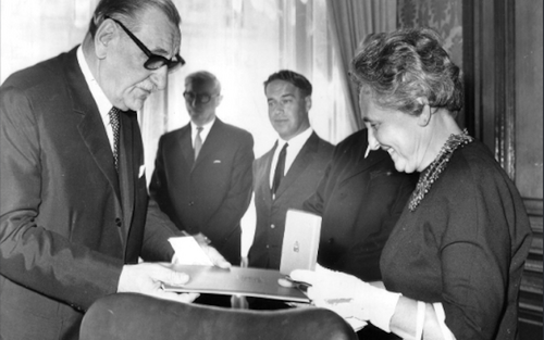 Bürgermeister Bruno Marek überreicht DÖW-Bibliothekarin Selma Steinmetz am 14. Juni 1968 das Kleine Silberne Ehrenkreuz für Verdienste um die Republik Österreich. Foto: DÖW