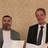 Alaaeddin Alhalabi und Rudolf Vouk bei der Preisverleihung. Beide halten die Urkunden in der Hand und lächeln in die Kamera.  Foto: DÖW / Daniel Shaked Alaaeddin Alhalabi und Rudolf Vouk bei der Preisverleihung. Beide halten die Urkunden in der Hand und lächeln in die Kamera.