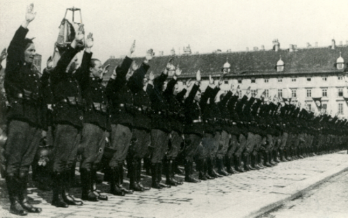 Vereidigung der Wiener Polizei am Heldenplatz, März 1938 - Foto: DÖW