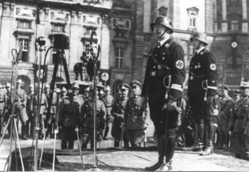 Himmler on Heldenplatz (photo: DÖW)