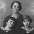 Ruth Maier mit Mutter und Schwester