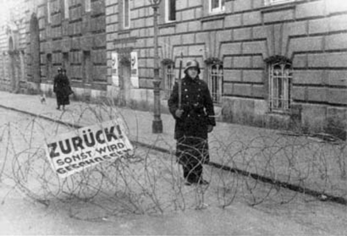 NS-Juliputsch 1934: Posten und Stacheldrahtverhau bei der Marokkanerkaserne