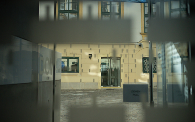 Blick durch die Eingangstür der DÖW-Dauerausstellung in den Hof des Alten Rathauses.