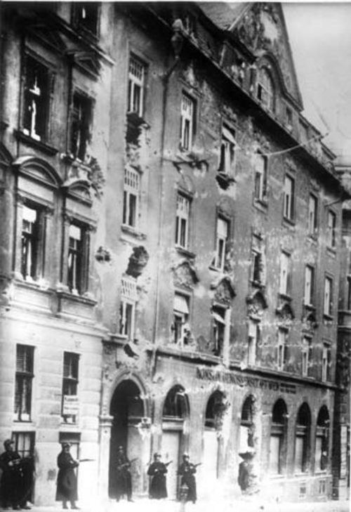 Februar 1934: Einsatz der Exekutive vor dem Ottakringer Arbeiterheim (DÖW Foto 9998)