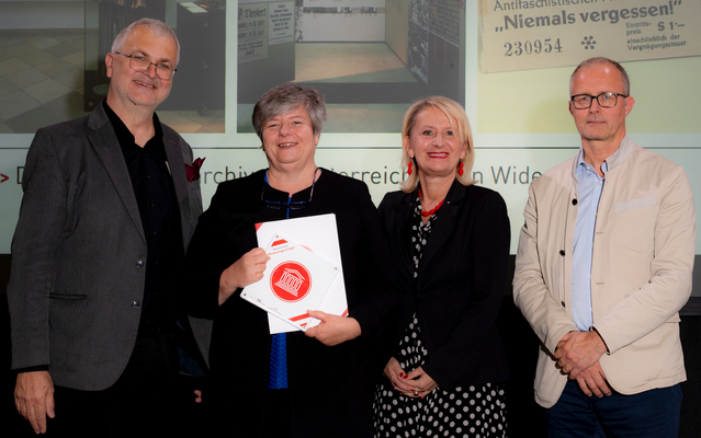 Claudia Kuretsidis-Haider nimmt das Österreichische Museumsgütesiegel für das DÖW entgegen.